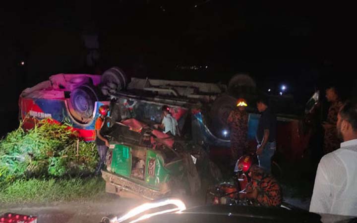 পটিয়ায় বাসচাপায় নিহত ৬